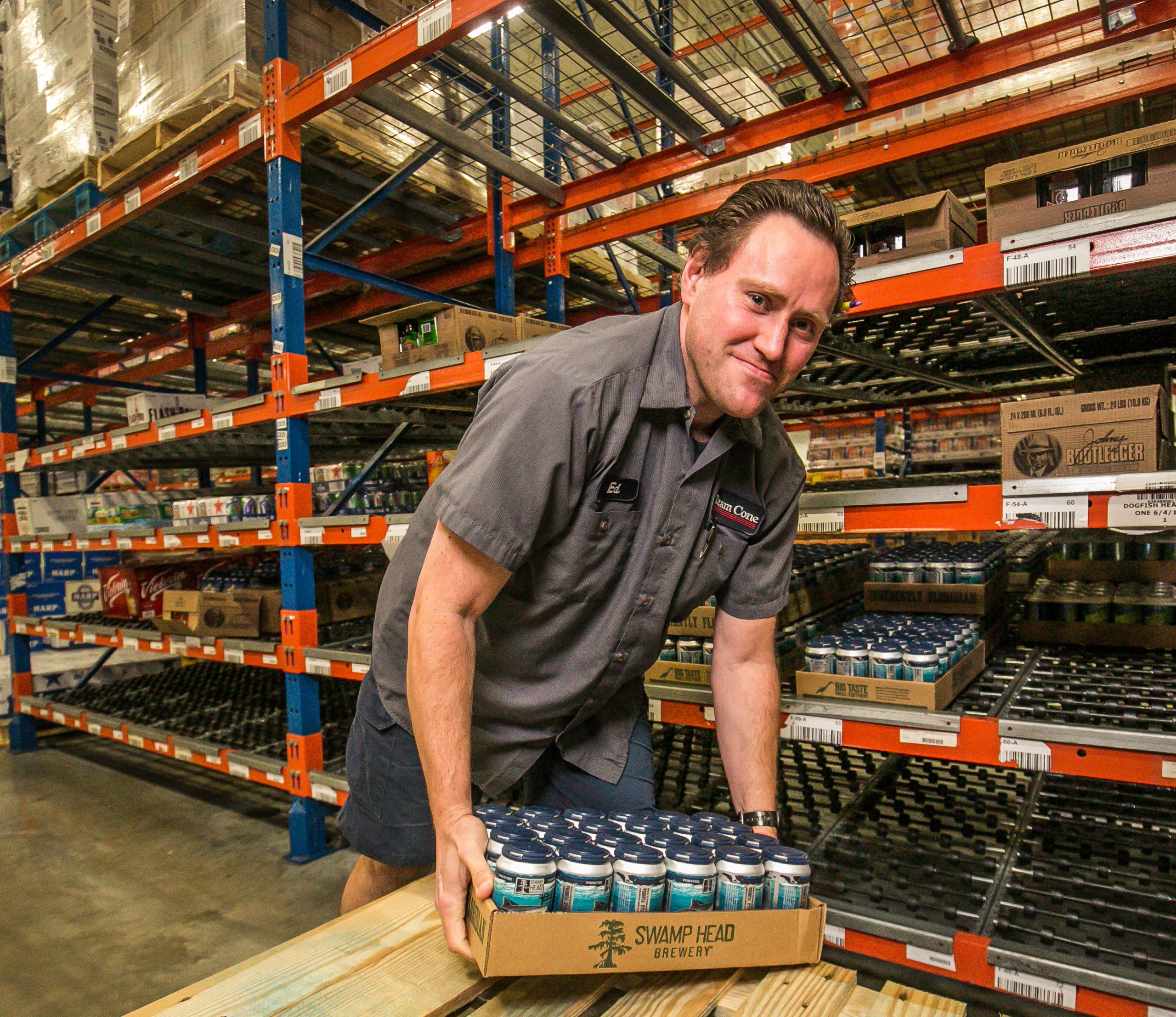 Merchandiser Job worker stocking shelves